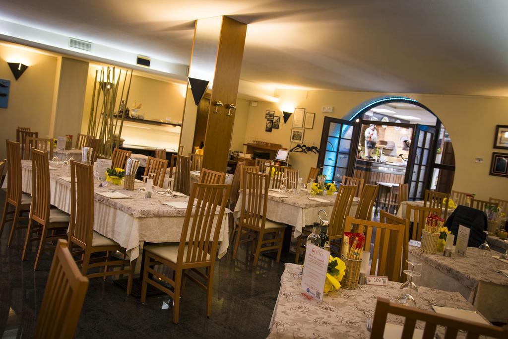 לאטיסאנה Hotel Ristorante Cigno מראה חיצוני תמונה